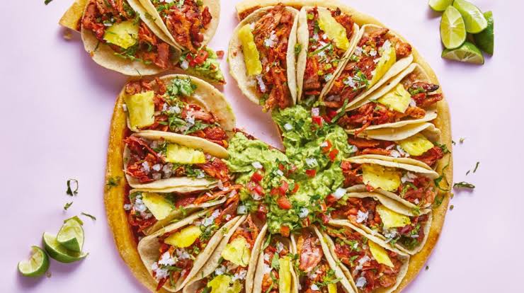 mwalkyri's tweet photo. @NUTRIOLOGlA Yo quiero una ensalada así y su coca 🥤 😋 https://t.co/rbyPCY9FQn