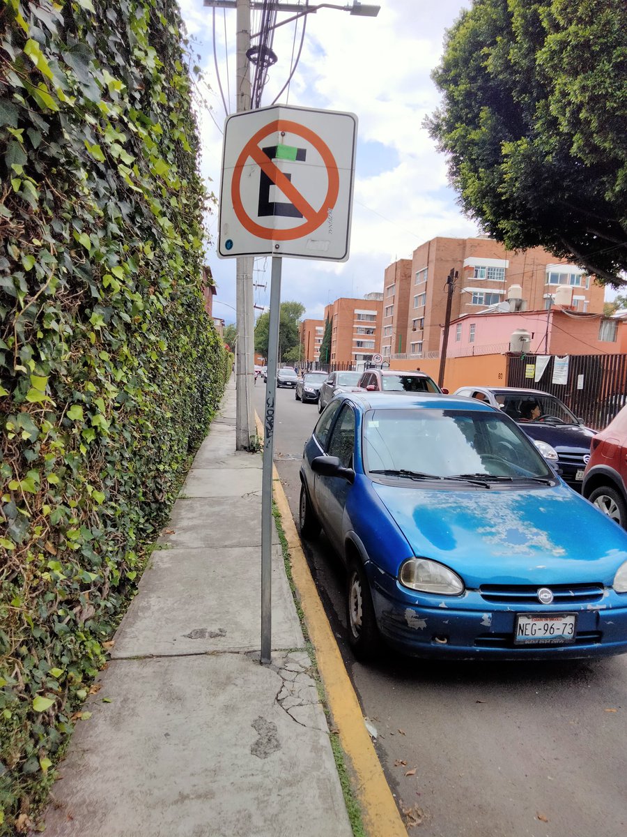 ohzuniga's tweet photo. Día 2 y las autoridades siguen sin poder quitar los vehículos mal estacionados en calle cañaverales, entre calzada de tenorios y cafetales, se ha estado marcando al cuadrante de la zona coapa pero no responden @supercivicosmx @OVIALCDMX @TlalpanAl @SSC_CDMX https://t.co/l0SWyDYEdu