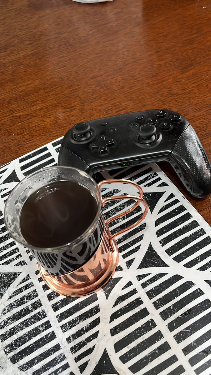 ytto90's tweet photo. Un café ☕️ y su juego 🎮 https://t.co/4PKxCdScP9
