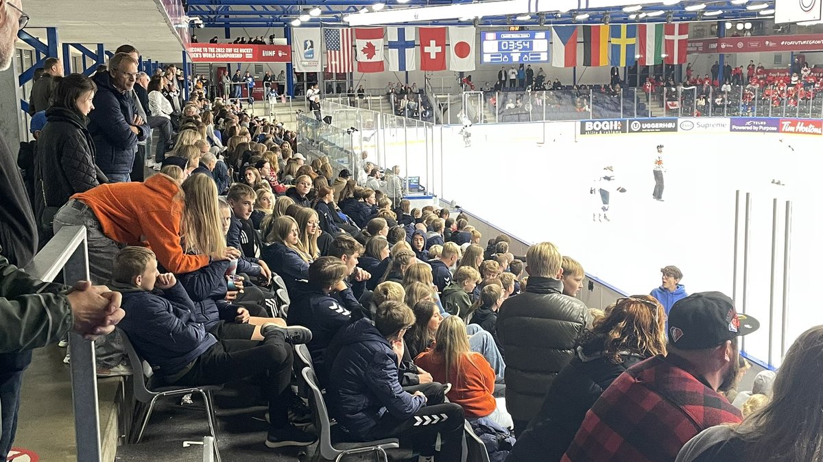 FSauveRC's tweet photo. Championnat mondial de hockey sur glace Herning Danemark Canada 2 USA 3  3 ieme période 16:46 de jeux https://t.co/rdLnJb8BSh