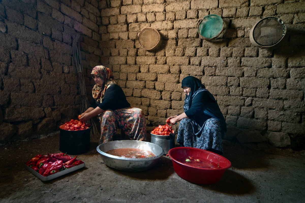 Hi everyone♥️
Hardworking women of Anatolia.  They prepare the products they grow in the summer for the winter.