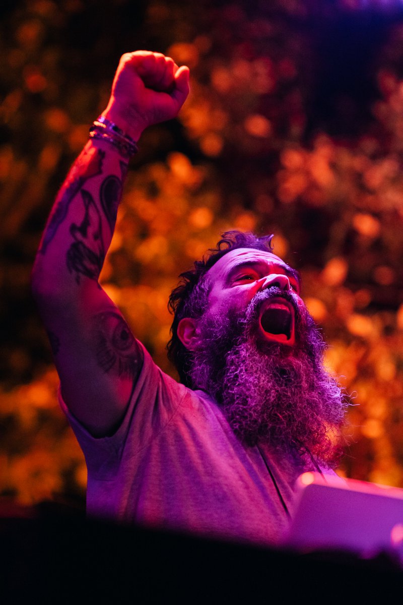 Um set "indiegente" de Nuno Calado com os pés no passado e olhos no futuro, no Palco Campismo.

📷 Carlos Martins