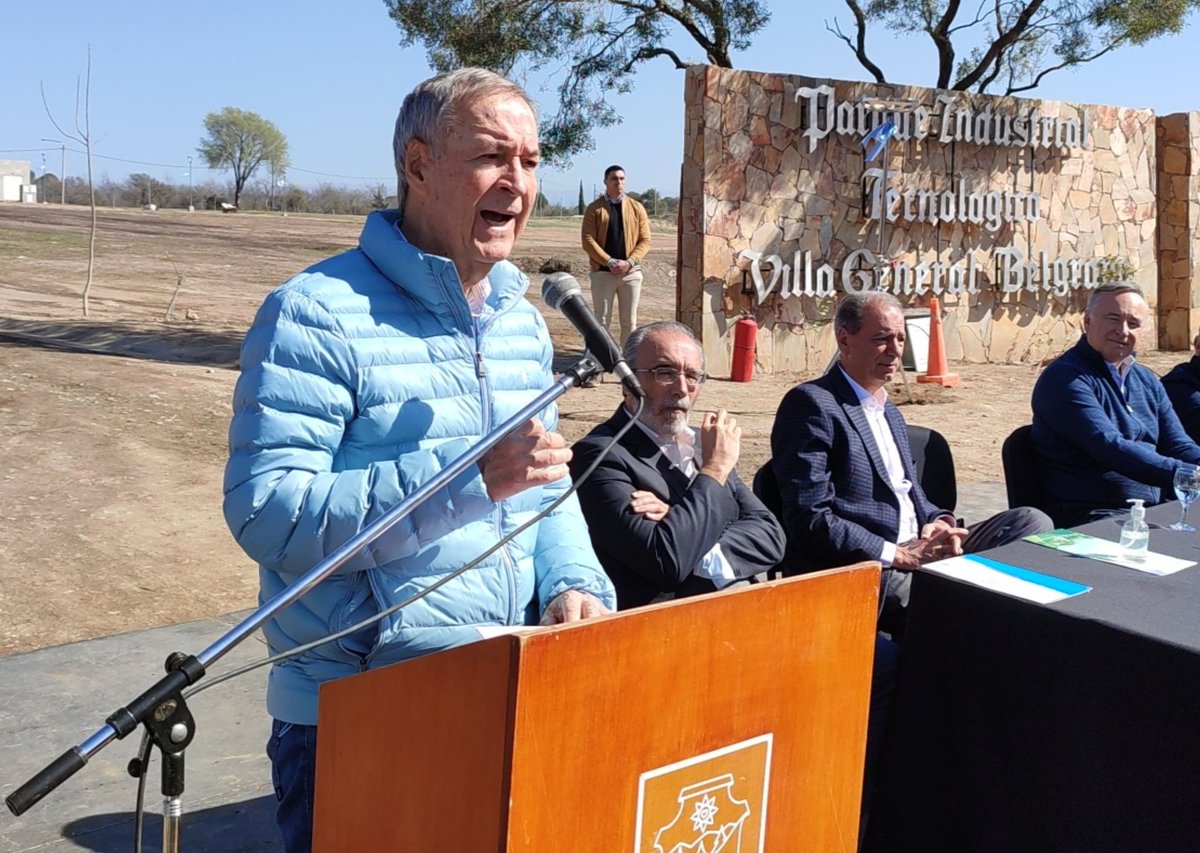 ECalamuchitano's tweet photo. Además, El Gobernador habilitó  el suministro de #GasNatural para este parque y el hotel @BSVillages. De esta manera, el Gobierno Provincial continúa ejecutando obras que alientan el turismo y generan nuevos puestos de trabajo para nuestros vecinos. https://t.co/cVTQX8Mwqz