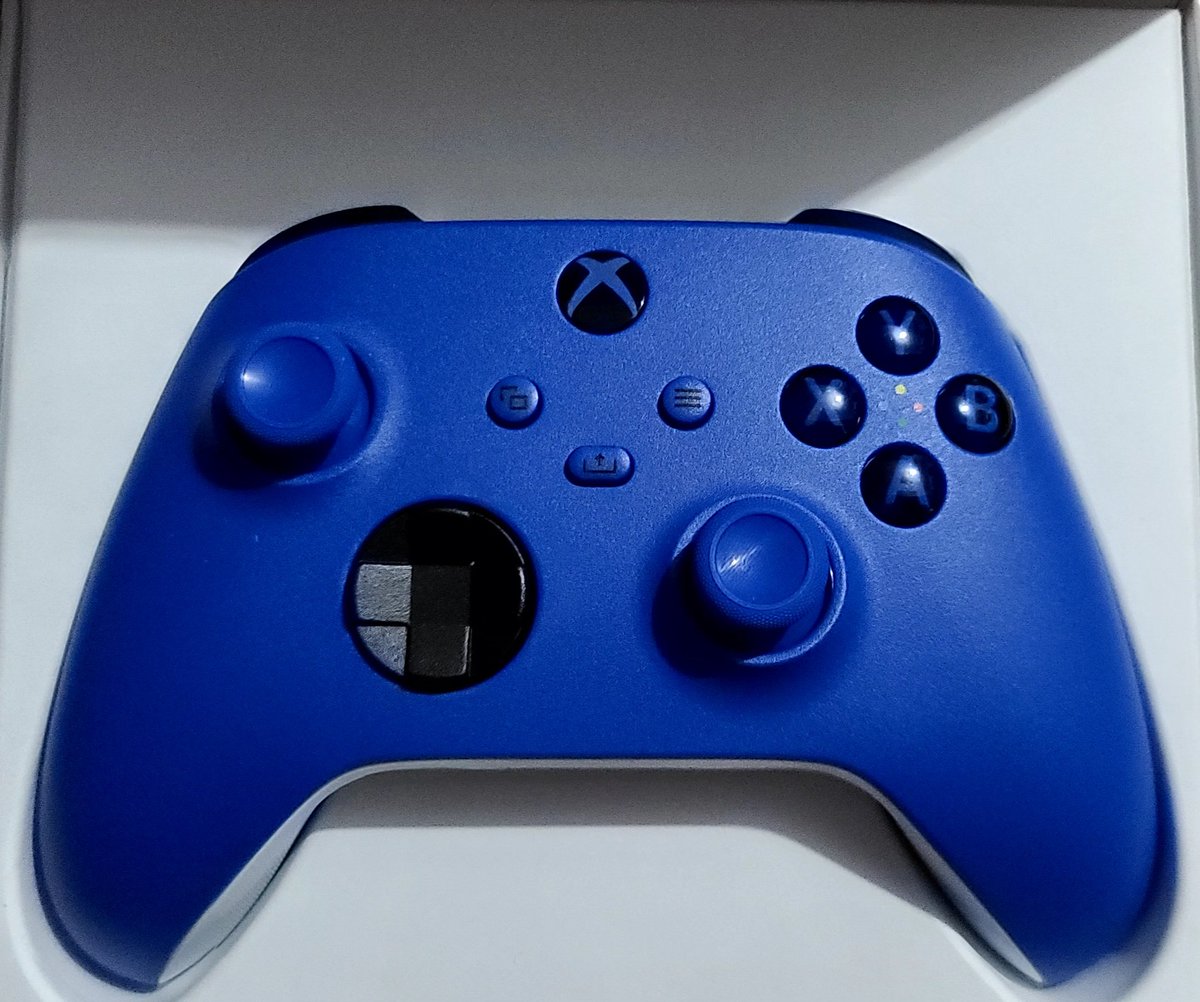 L_DemonKnight's tweet photo. My loyal friend since the Series X came out has gone to a better place ♻️. RIP 😆. Welcome to my new, unwanted color but Wal-Mart had nothing else available friend ,Shock Blue.🤣🤣🤣🤣🤣🤣 #xbox #XboxSeriesX #xboxinsider #shockblue https://t.co/APp4usJn7w