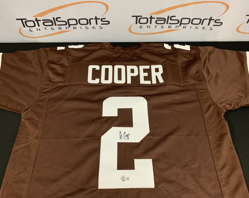 We're going to give an Amari Cooper autographed jersey to someone who retweets this tweet AND follows us!

We'll pick a winner on TUESDAY 9/6!