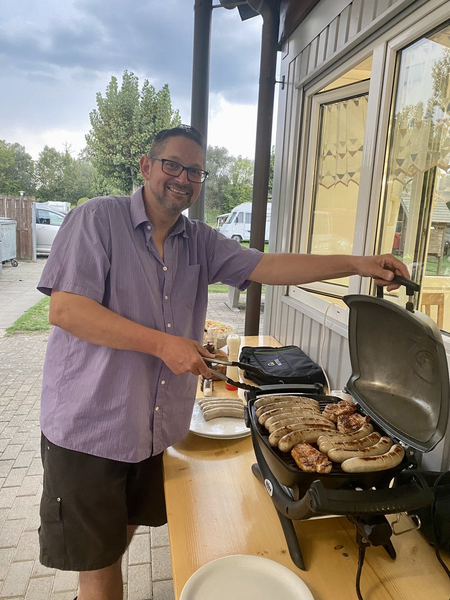 SVP Aarburg Herbsthöck, Ortsparteipräsident Patrick Kilchenmann am Grill
