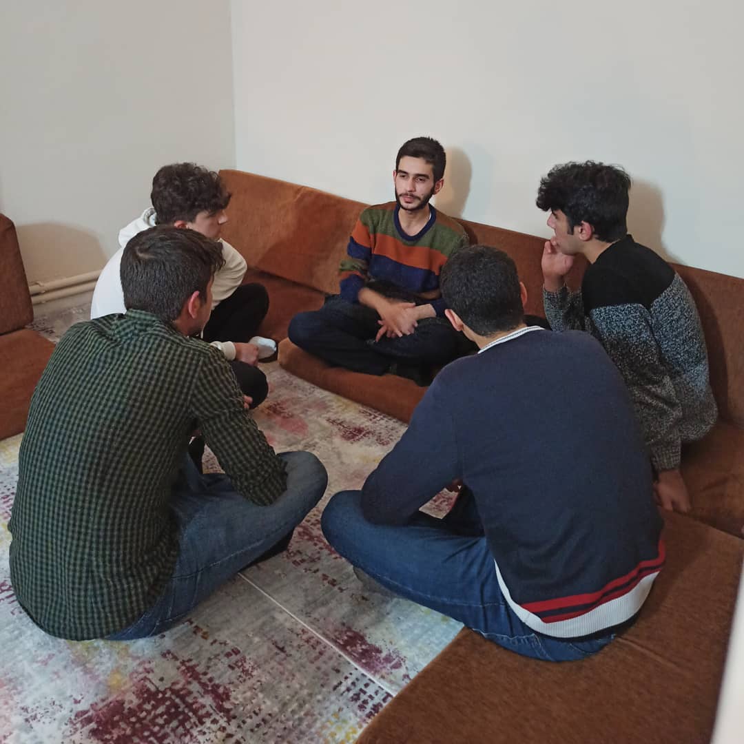 LemAlemResmi's tweet photo. İnandıkları Allah’ı ve Peygamberi tanıyan onlarca insan, burada sağlam dostluklar kuruyor, samimi arkadaşlar ediniyor… 
Sizleri de bekleriz!🙂 https://t.co/c44jkjZLuG
