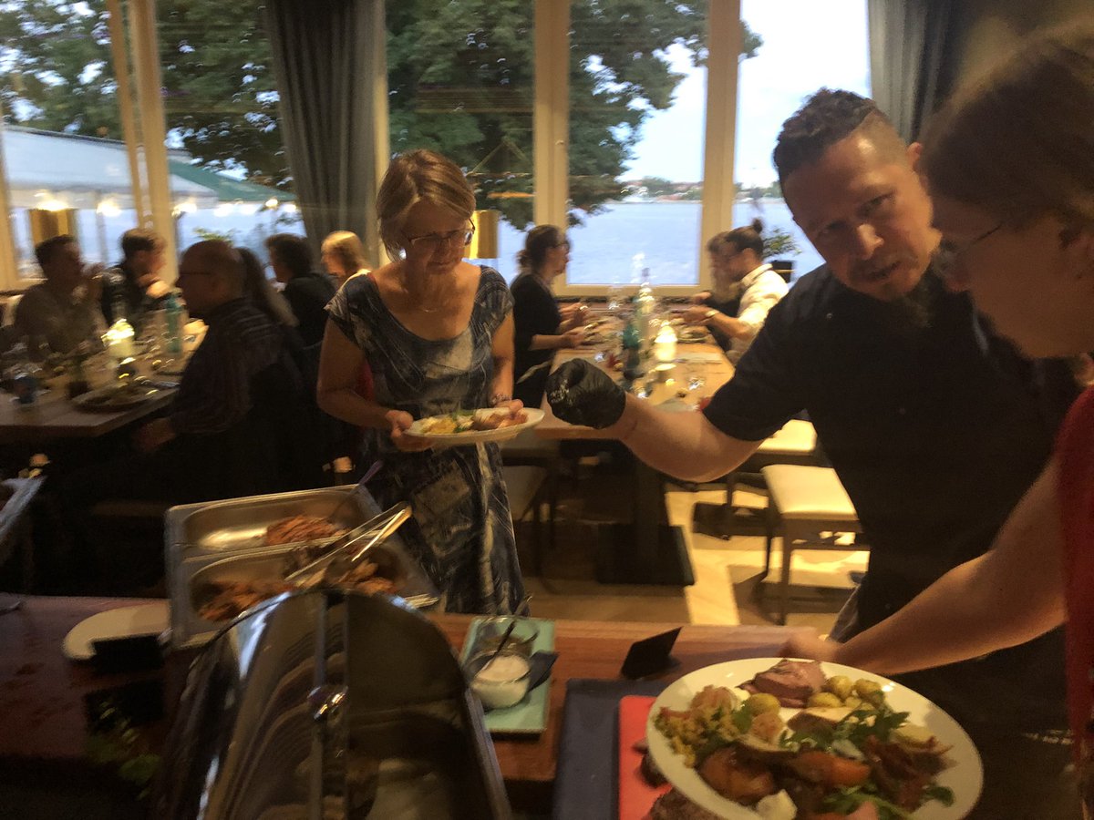 No conference in #Kiel should end without enjoying great food and a fantastic view of the Baltic Sea 🌊 The #EARLISIG2 2022 conference dinner at the boathouse is taking place directly at the "Kieler Förde". Some impressions of another great evening of socializing ⬇️ 
#earlisig