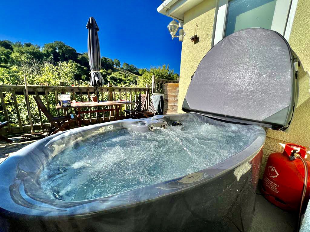 Our cute little Just For Two hot tub, perfect for couples 😍♥️

Learn more... 👇
h2ohottubs.co.uk
