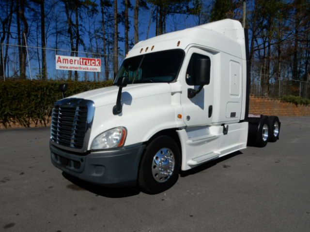 semitrucks's tweet photo. Check this 2015 #Freightline r#Cascadia #Midroof XT #AmeritruckLLC in #Charlotte #NorthCarolina https://t.co/hwex98b5Xa #truckers #trucksales #trucksforsale https://t.co/VQpzAApNpZ