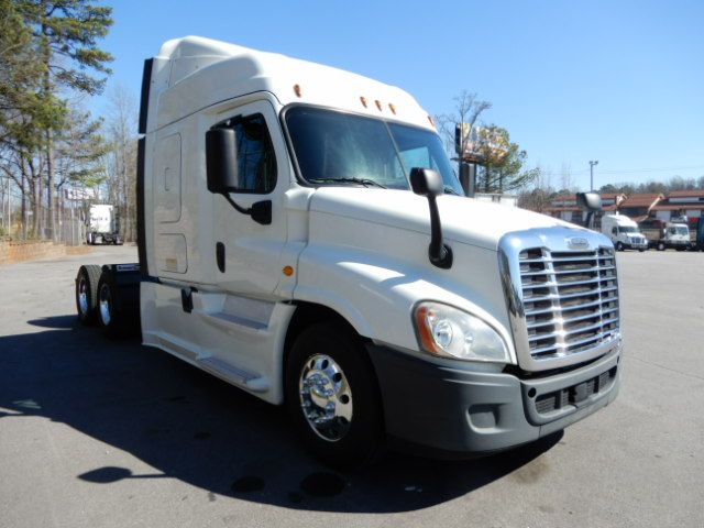 semitrucks's tweet photo. Check this 2015 #Freightline r#Cascadia #Midroof XT #AmeritruckLLC in #Charlotte #NorthCarolina https://t.co/hwex98b5Xa #truckers #trucksales #trucksforsale https://t.co/VQpzAApNpZ