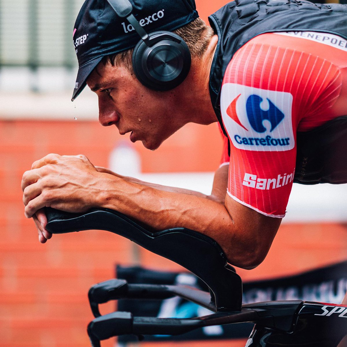 Imparable 🔥 <a href="/EvenepoelRemco/">Remco Evenepoel</a> voló en la etapa 10 de La Vuelta, con una ventaja de 48 segundos sobre su seguidor, ampliando su liderazgo en la general.
⁠
Felicitaciones a Remco y a todo su equipo de soporte <a href="/qst_alphavinyl/">Quick-Step Alpha Vinyl Team</a>. Su preparación y precisión brillaron en rojo hoy.