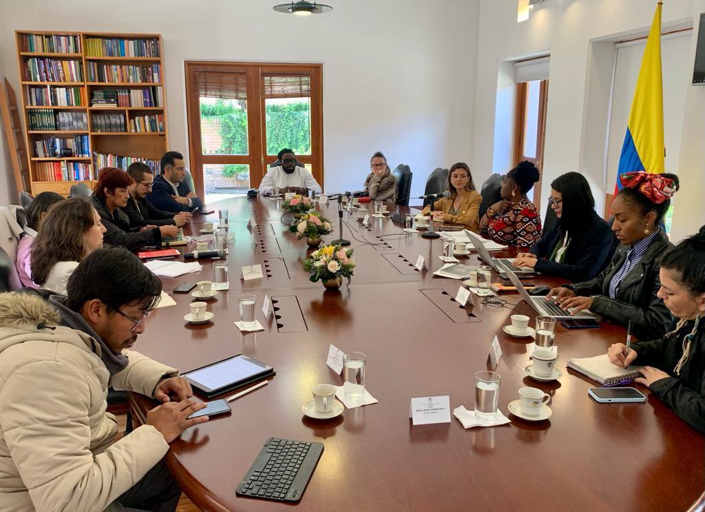 SusanaBoreal's tweet photo. Hoy me reuní con la Vicepresidenta @FranciaMarquezM, la Ministra de Cultura @PatriciaArizaF, la Maestra @NidiaGongora y otros actores culturales para responder al mandato de una agenda legislativa incluyente y participativa.

Empezaremos por la Ley de las Músicas. 💜 https://t.co/25h6WaXVIY