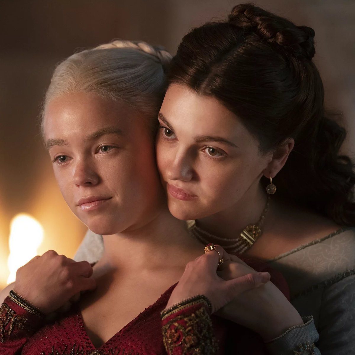 westerosesp's tweet photo. Las actrices Milly Alcock y Emily Carey, han dicho que sus personajes, Rhaenyra Targaryen y Alicent Hightower, están "ligeramente enamoradas".

"Si se lee en pantalla, fue a propósito".

¿Te habías dado cuenta? #HouseoftheDragon https://t.co/KlicGStFoY
