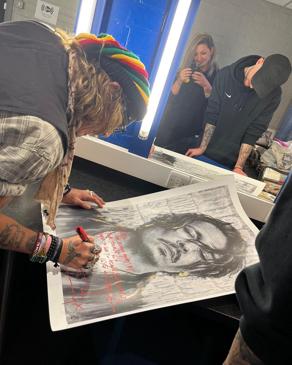 TopDepp's tweet photo. #Repost srgsupport
"The legend signing SRG’s personal A1 print ✨ swipe to see it framed!
#johnnydepp #johnnydeppartist #johnnydeppart #johnnydeppartwork #johnnydeppdrawing #johnnydeppfans"
S R G ScottRGreenWood https://t.co/WPBD3OGpQC