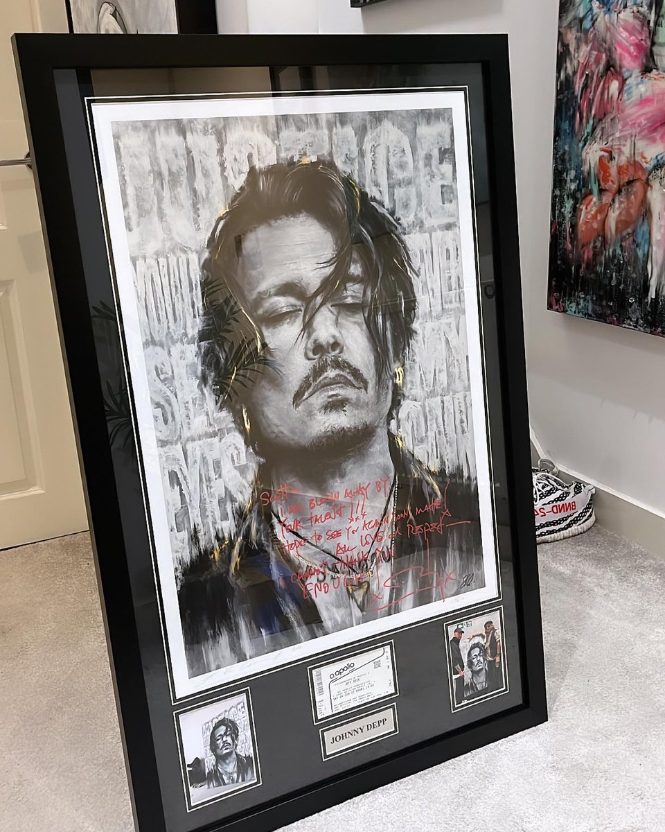 TopDepp's tweet photo. #Repost srgsupport
"The legend signing SRG’s personal A1 print ✨ swipe to see it framed!
#johnnydepp #johnnydeppartist #johnnydeppart #johnnydeppartwork #johnnydeppdrawing #johnnydeppfans"
S R G ScottRGreenWood https://t.co/WPBD3OGpQC