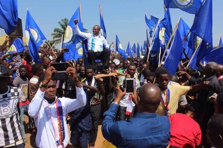 GiresseKanyinda's tweet photo. L’homme d’aujourd’hui est constamment sollicité à sortir de soi;il appartient d plus en plus à la foule et à la rue;il est disponible à tout,sauf à lui-même et le bien populaire.une âme grégaire tend à remplacer en lui son âme singulière et personnelle.Pensons au peuple comme #DS https://t.co/qr5Vn6DKf2