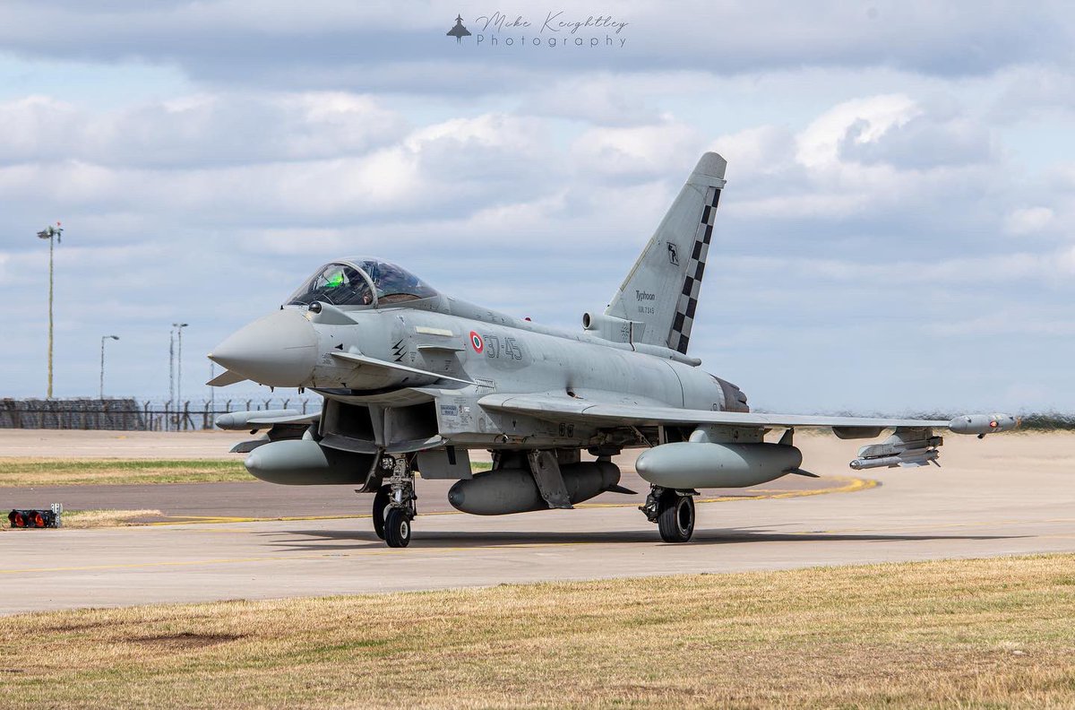 Mikey_Vengeance's tweet photo. @ItalianAirForce are back in town, and looking super hench with 3 fuel tanks after the transit. Nice greeting from the pilot too 🤙🏻 @RAFWaddington @EGXWinfo @eurofighter https://t.co/I7XY1XRmQj