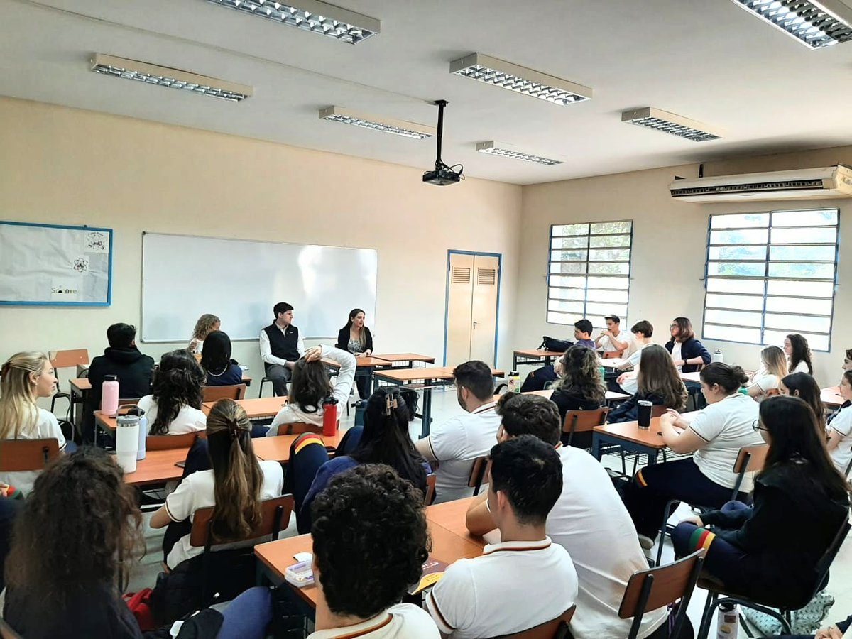gaby_cibils's tweet photo. Qué MUCHO pasa en 10 años!

Hablando con estudiantes del SAS sobre vivir y trabajar en USA con @Andygus14

En nuestro último año de colegio tdv no teniamos nada de esto en los planes

Salud, porque fue la mejor experiencia de vida, y salud tambien por todo lo que se viene 🥂 https://t.co/sJRmInDgUe
