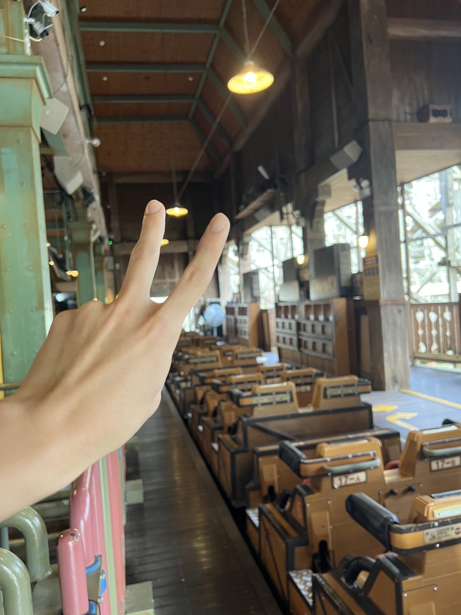 🌌 | FNS 

Ese halcón aterrador ...
La idea de viajar en T-express me emociona tanto ✌🏻

#배진영 #BAEJINYOUNG