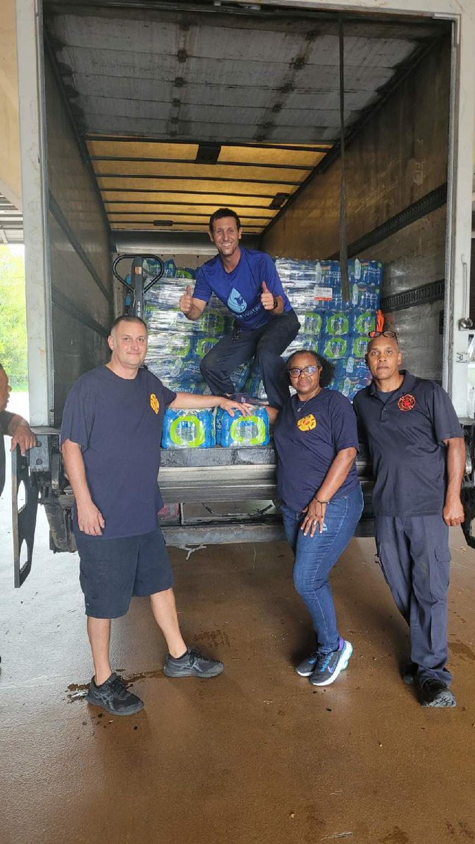 mlinzyffighter's tweet photo. Thank you to #IAFF for being partners with Local 87 Firefighters Union to provide 840 cases of water for Jackson Firefighters to use as drinking water and for use at the firehouses. The water is located at Central Fire Station. #IAFF #Local87 #UnionStrong https://t.co/BCCNKUfCJa