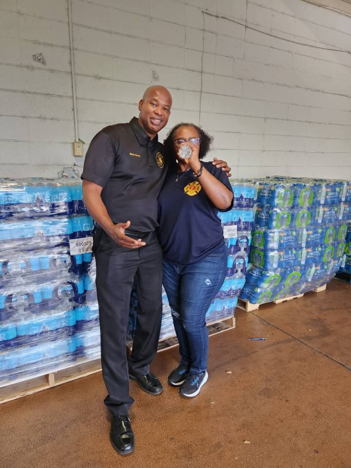 mlinzyffighter's tweet photo. Thank you to #IAFF for being partners with Local 87 Firefighters Union to provide 840 cases of water for Jackson Firefighters to use as drinking water and for use at the firehouses. The water is located at Central Fire Station. #IAFF #Local87 #UnionStrong https://t.co/BCCNKUfCJa