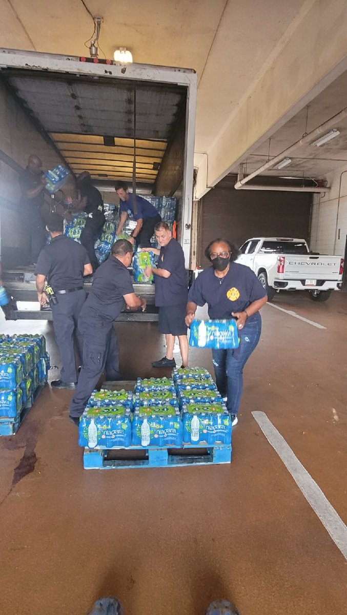 mlinzyffighter's tweet photo. Thank you to #IAFF for being partners with Local 87 Firefighters Union to provide 840 cases of water for Jackson Firefighters to use as drinking water and for use at the firehouses. The water is located at Central Fire Station. #IAFF #Local87 #UnionStrong https://t.co/BCCNKUfCJa