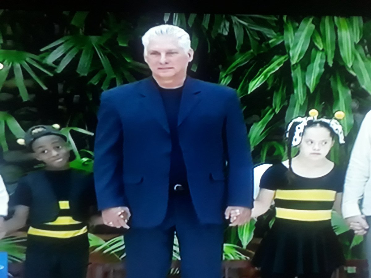 agnes_becerra's tweet photo. Hermosa ceremonia. Aunque el mundo cambie de color, yo estoy aquí. Gracias por la obra de amor a Cremata y sus colmeneros. #Cuba 🇨🇺 @DiazCanelB https://t.co/3IMpheCXZT