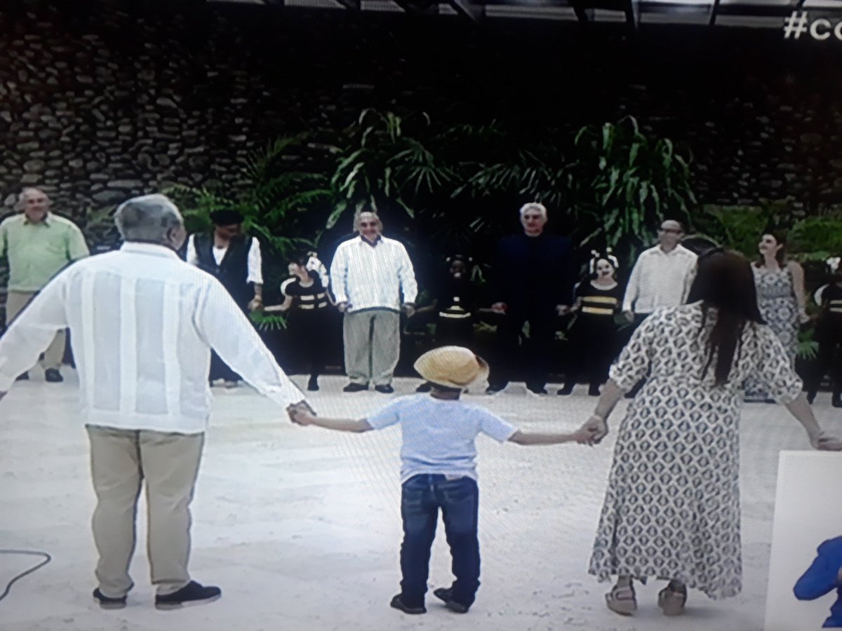 agnes_becerra's tweet photo. Hermosa ceremonia. Aunque el mundo cambie de color, yo estoy aquí. Gracias por la obra de amor a Cremata y sus colmeneros. #Cuba 🇨🇺 @DiazCanelB https://t.co/3IMpheCXZT