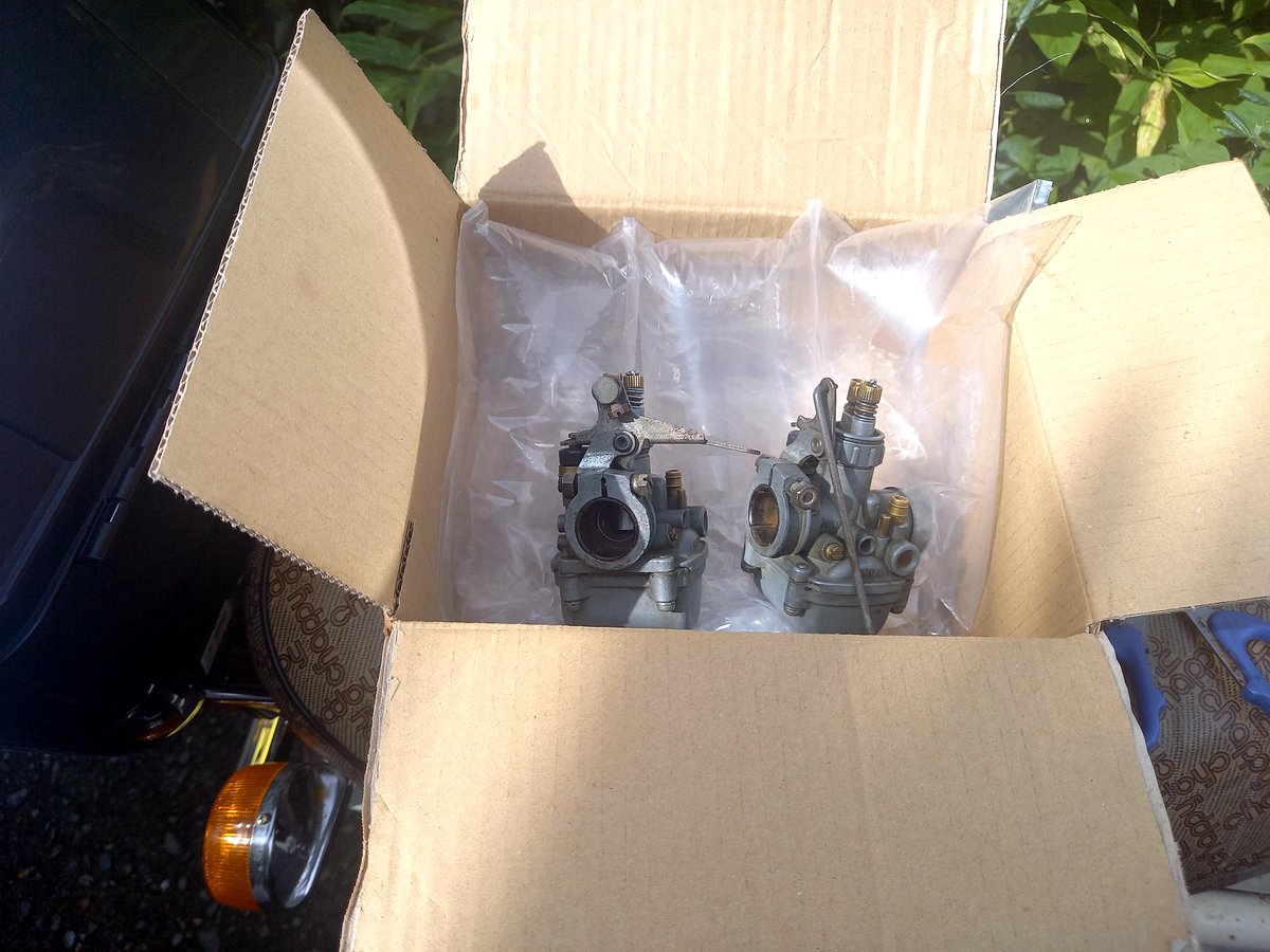 RZ250RR51L's tweet photo. 先程、キースターさんからAT90のキャブと試作キットが送られてきました〜😄👍

メインジェットもニードルも幅広く入ってるしニードルジェットも入っていたので助かった😂

これで元気よく走ってくれること願います。キースターさん、ありがとうございました😭

#キースター
#AT90 https://t.co/BBpkRgKry9
