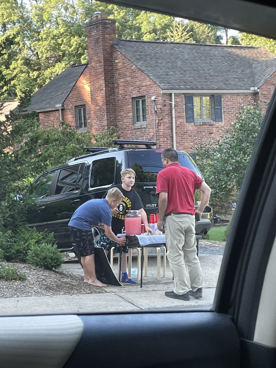 Bemannn's tweet photo. I didn’t know where to put this but I needed someone to know that my Uber stopped for lemonade and got me a cup https://t.co/wHAVTLu3Z2