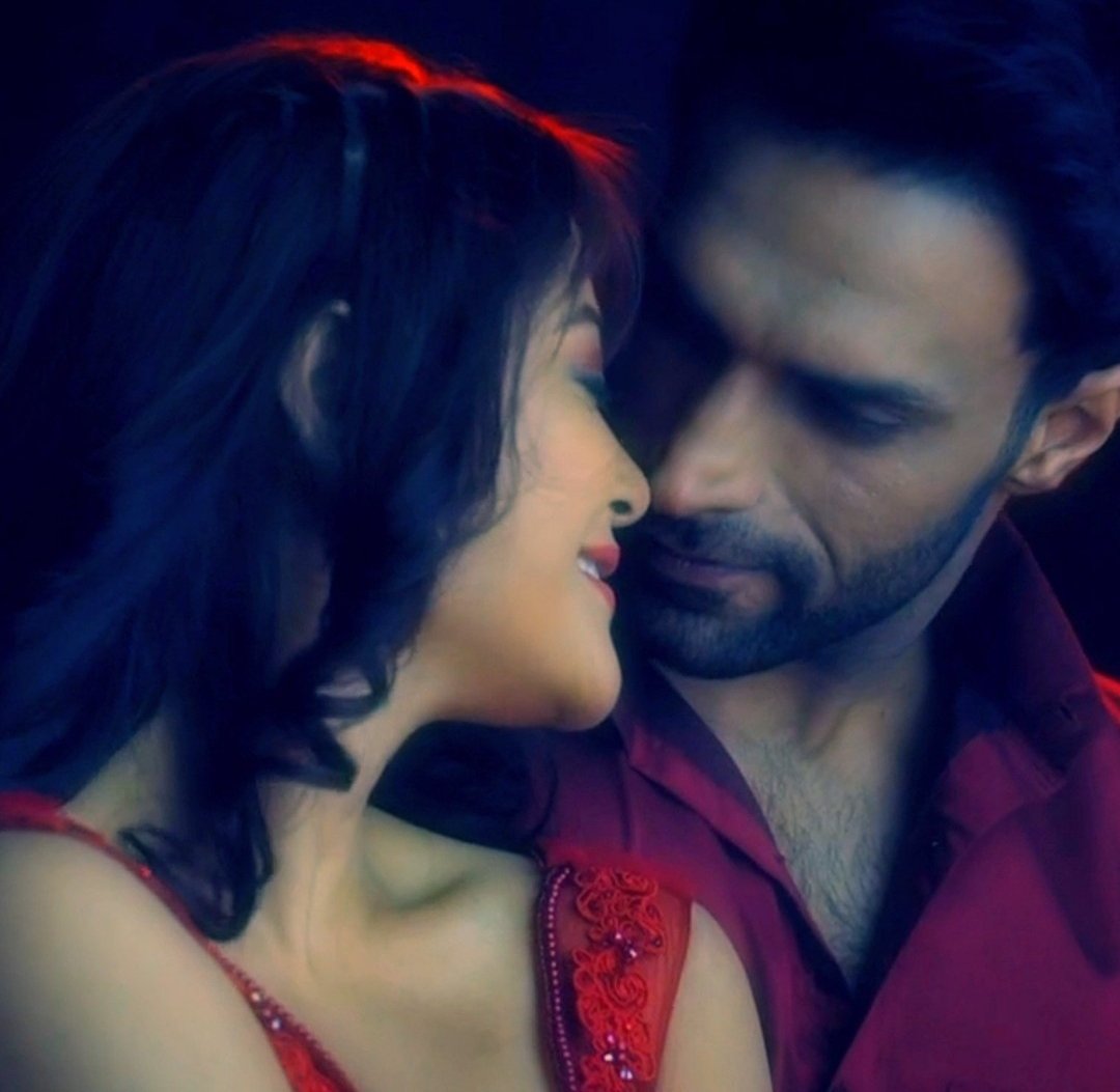 Their Eyes,their holds,their hugs,their smiles n even their Walk screams the chemistry they share n depict the entire script..
They don't need Threads to describe the emotions,caps make it loud n clear..
This is #ShaVeri n #MoRan #ZiddiDilMaaneNa 
ZDMN TURNS ONE