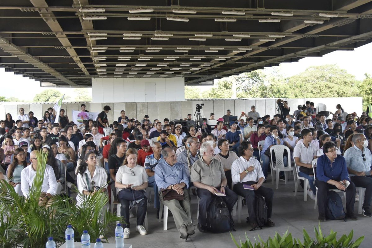 JuanManSantos's tweet photo. Muy contento y muy honrado en mi primer día como profesor de la Universidad Nacional.
📸: Brandon Pinto - Unimedios https://t.co/KpjDd3r2E4
