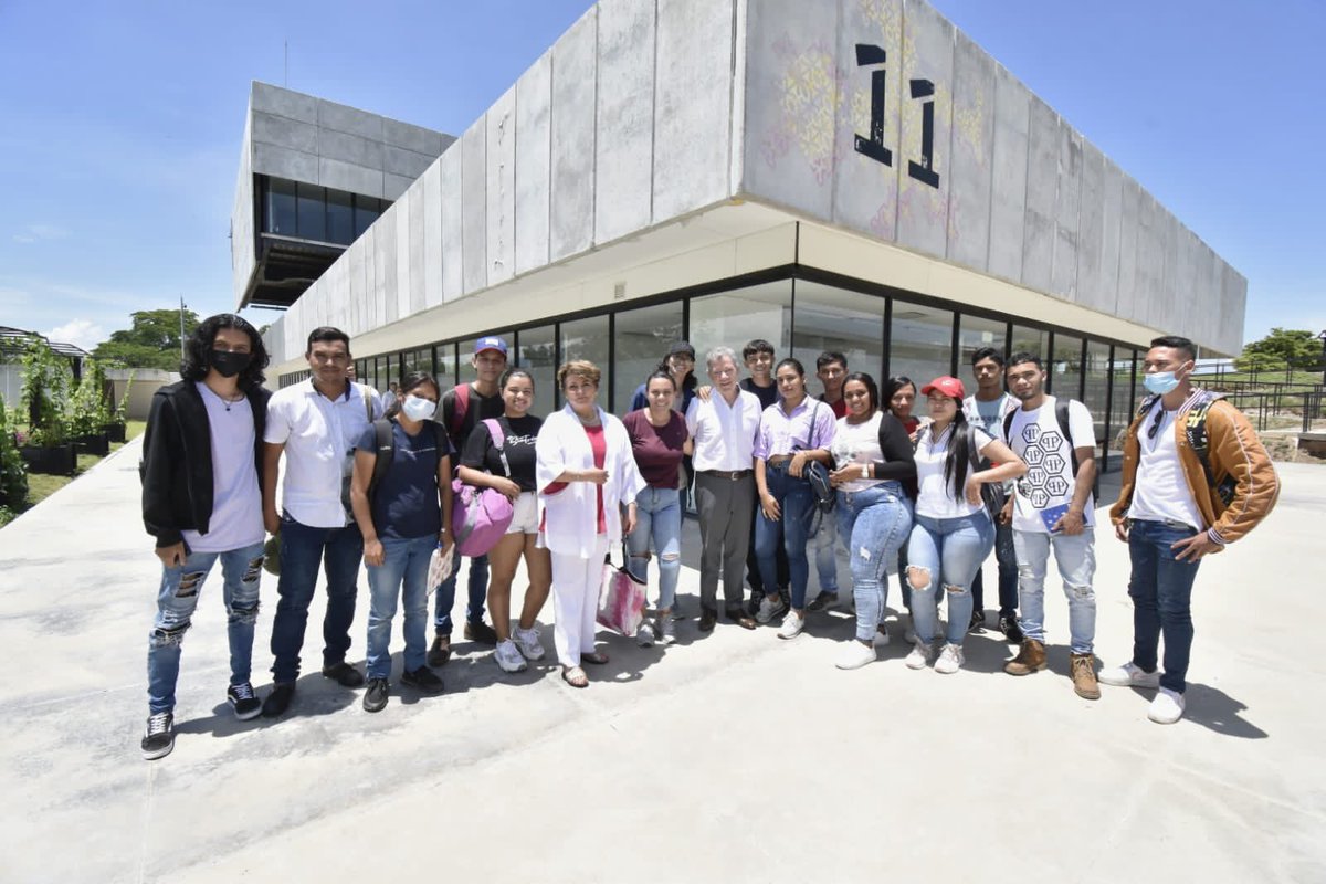 JuanManSantos's tweet photo. Muy contento y muy honrado en mi primer día como profesor de la Universidad Nacional.
📸: Brandon Pinto - Unimedios https://t.co/KpjDd3r2E4