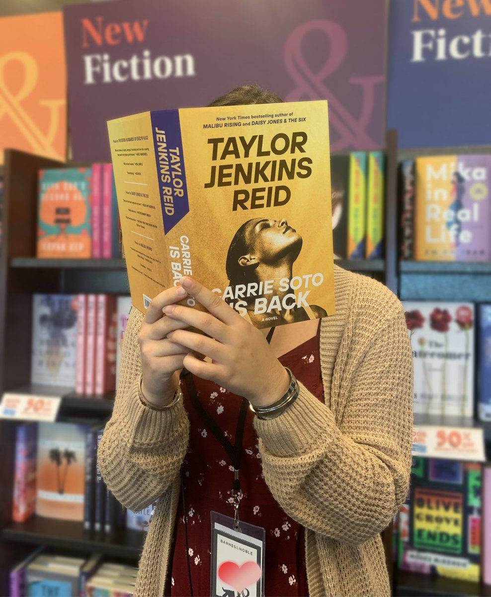 BNBuzzChico's tweet photo. She’s back! The bestselling author of #thesevenhusbandsofevelynhugo is back with her newest book, and we’ve got lots in store! Come get them before they’re gone! #tbr #7husbandsofevelynhugo #carriesotoisback #bookstagram #bookseller #booktok https://t.co/DVXwvOU11v