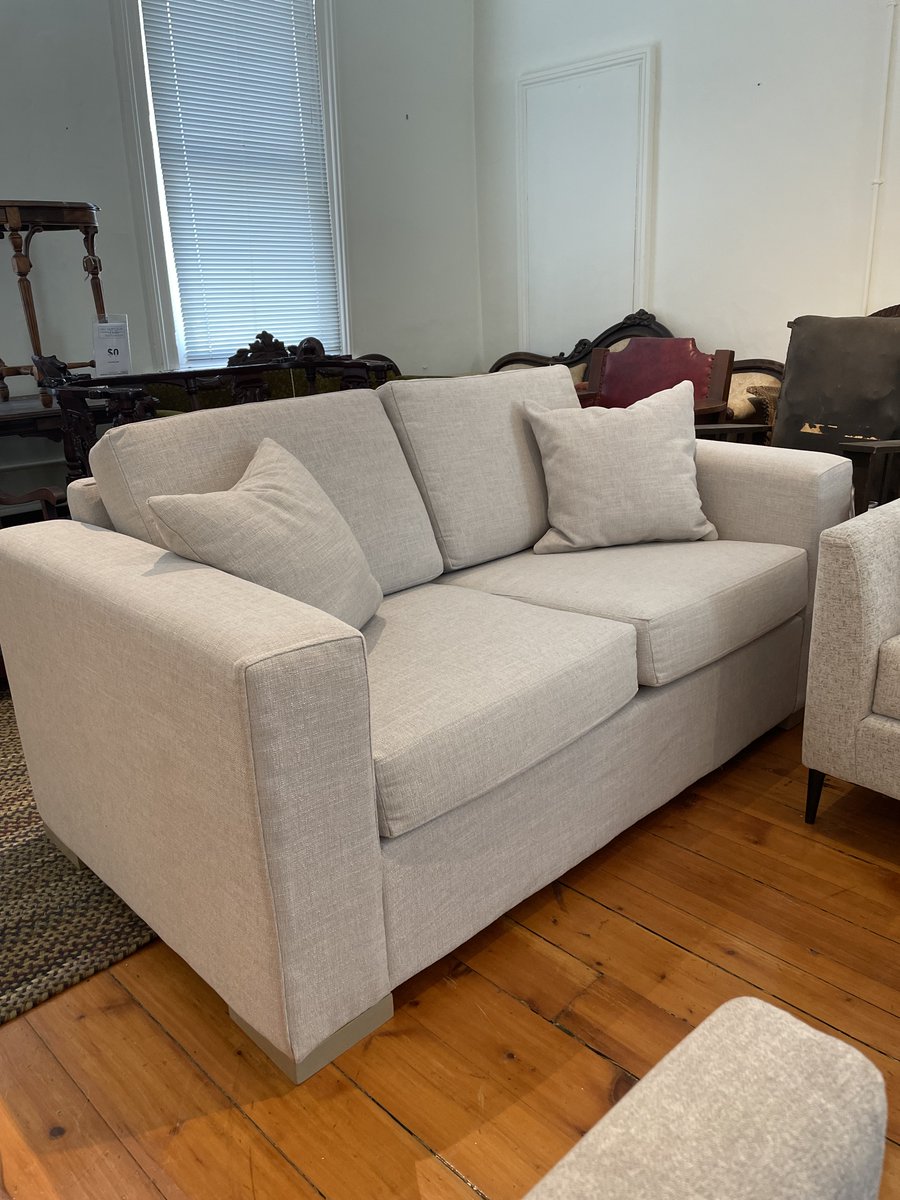 ChesterfieldWH's tweet photo. This modern loveseat is on sale! Regularly $1801 on sale for $897. 
L 65.5" x D 36" x H 33". Visit us in store for more information. 

Posh+Modern. 

A #GoettlersOfDublin brand. 

#Loveseats #CanadianMade #LabourDaySale #ChesterfieldWarehouse #DublinOnt https://t.co/hAfwX07duG