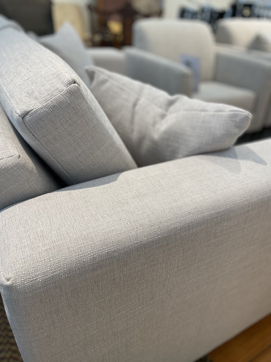 ChesterfieldWH's tweet photo. This modern loveseat is on sale! Regularly $1801 on sale for $897. 
L 65.5" x D 36" x H 33". Visit us in store for more information. 

Posh+Modern. 

A #GoettlersOfDublin brand. 

#Loveseats #CanadianMade #LabourDaySale #ChesterfieldWarehouse #DublinOnt https://t.co/hAfwX07duG