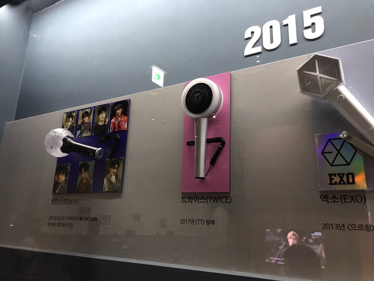 tzujuliee's tweet photo. calling twice nugu when twice's candy bong is the only lightstick from girl group that is in the korean museum like be fr https://t.co/SZAdRvk8iH