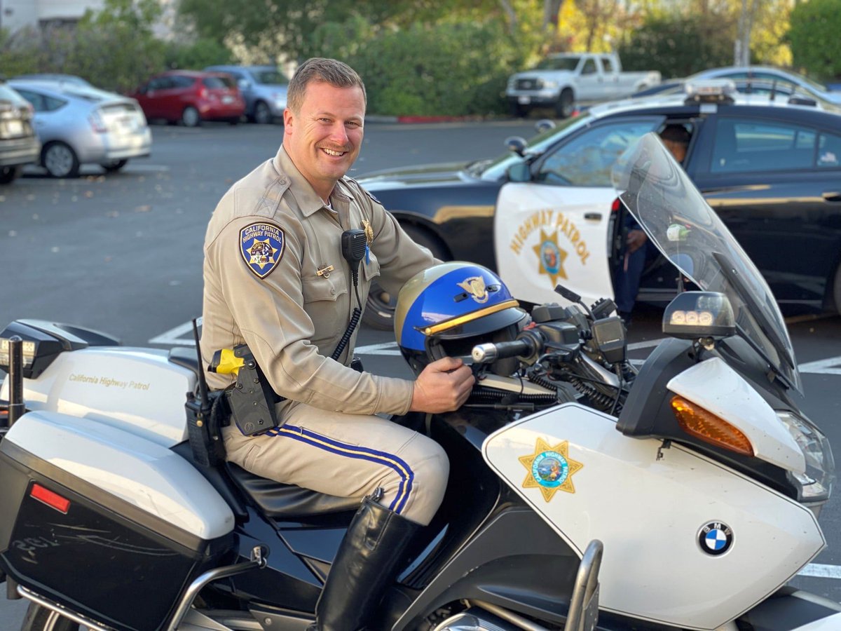 Uniformedmen1's tweet photo. #hotcop #hottrooper #trooper #uniform #cop #copbutt https://t.co/MAcbtOmBWx