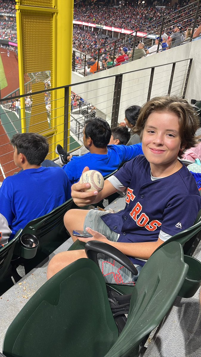bcstagg's tweet photo. @JuliaMorales Young fan in an Altuve jersey caught Jose’s homer in section 142. His baby sisters first mlb game. Kid wants to be in the majors one day. Awesome moment to witness. https://t.co/69XKu7iOeT