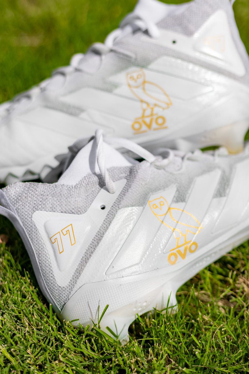 jada_theblock's tweet photo. OVO Cleats for @ladarius77 🦉 

#customcleats #customshoes #customsneakers #customadidas #footballcleats #footballequipment #ncaafootball #arizonastateuniversity #arizonastatefootball #sundevilnation #sundevilfootball #sparky #ovo #octobersveryown #drake #ovofest #drakememes https://t.co/tWC0a8Z5bz
