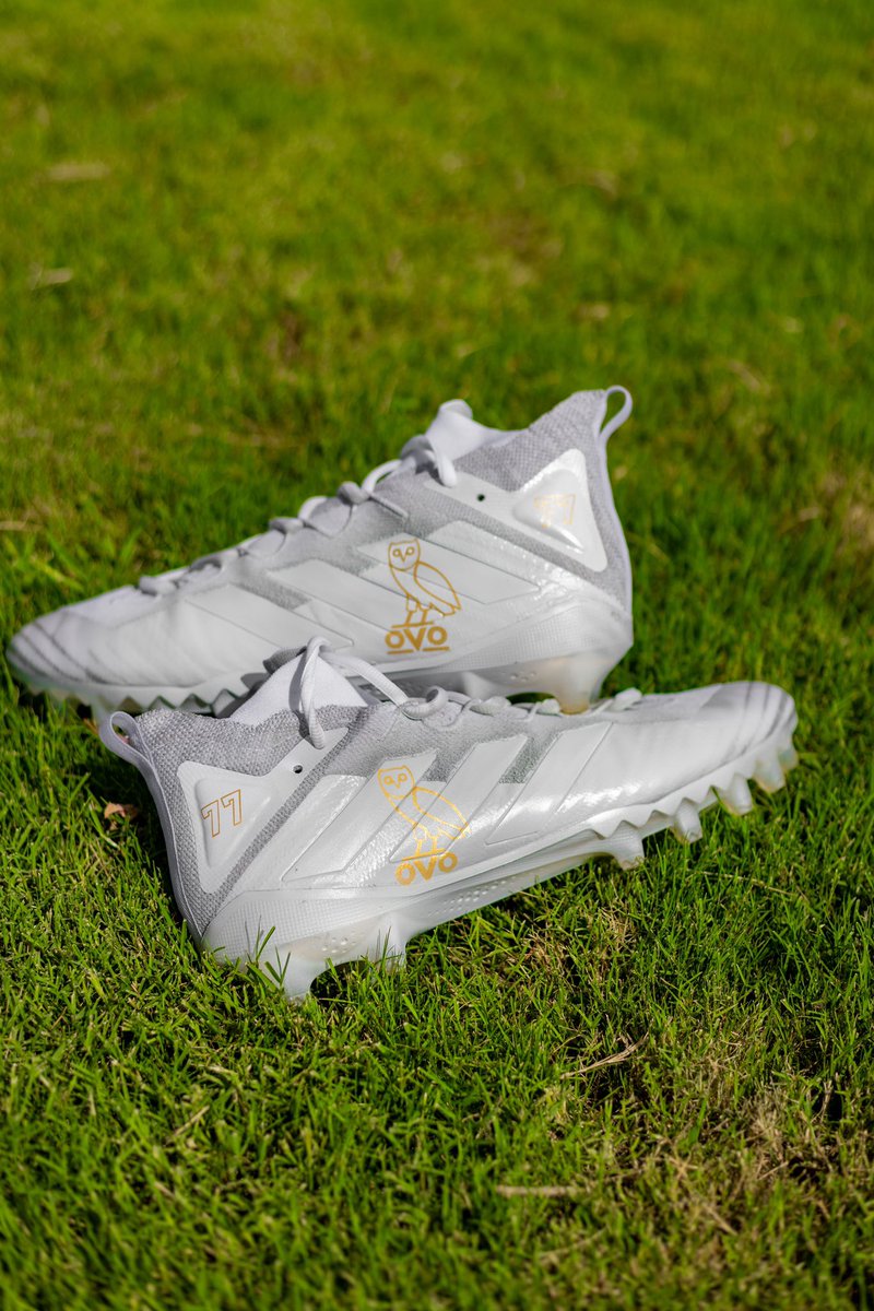 jada_theblock's tweet photo. OVO Cleats for @ladarius77 🦉 

#customcleats #customshoes #customsneakers #customadidas #footballcleats #footballequipment #ncaafootball #arizonastateuniversity #arizonastatefootball #sundevilnation #sundevilfootball #sparky #ovo #octobersveryown #drake #ovofest #drakememes https://t.co/tWC0a8Z5bz