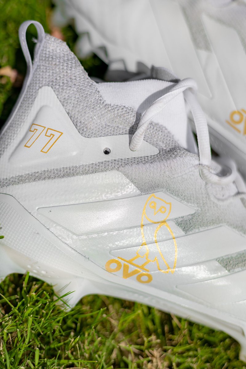jada_theblock's tweet photo. OVO Cleats for @ladarius77 🦉 

#customcleats #customshoes #customsneakers #customadidas #footballcleats #footballequipment #ncaafootball #arizonastateuniversity #arizonastatefootball #sundevilnation #sundevilfootball #sparky #ovo #octobersveryown #drake #ovofest #drakememes https://t.co/tWC0a8Z5bz