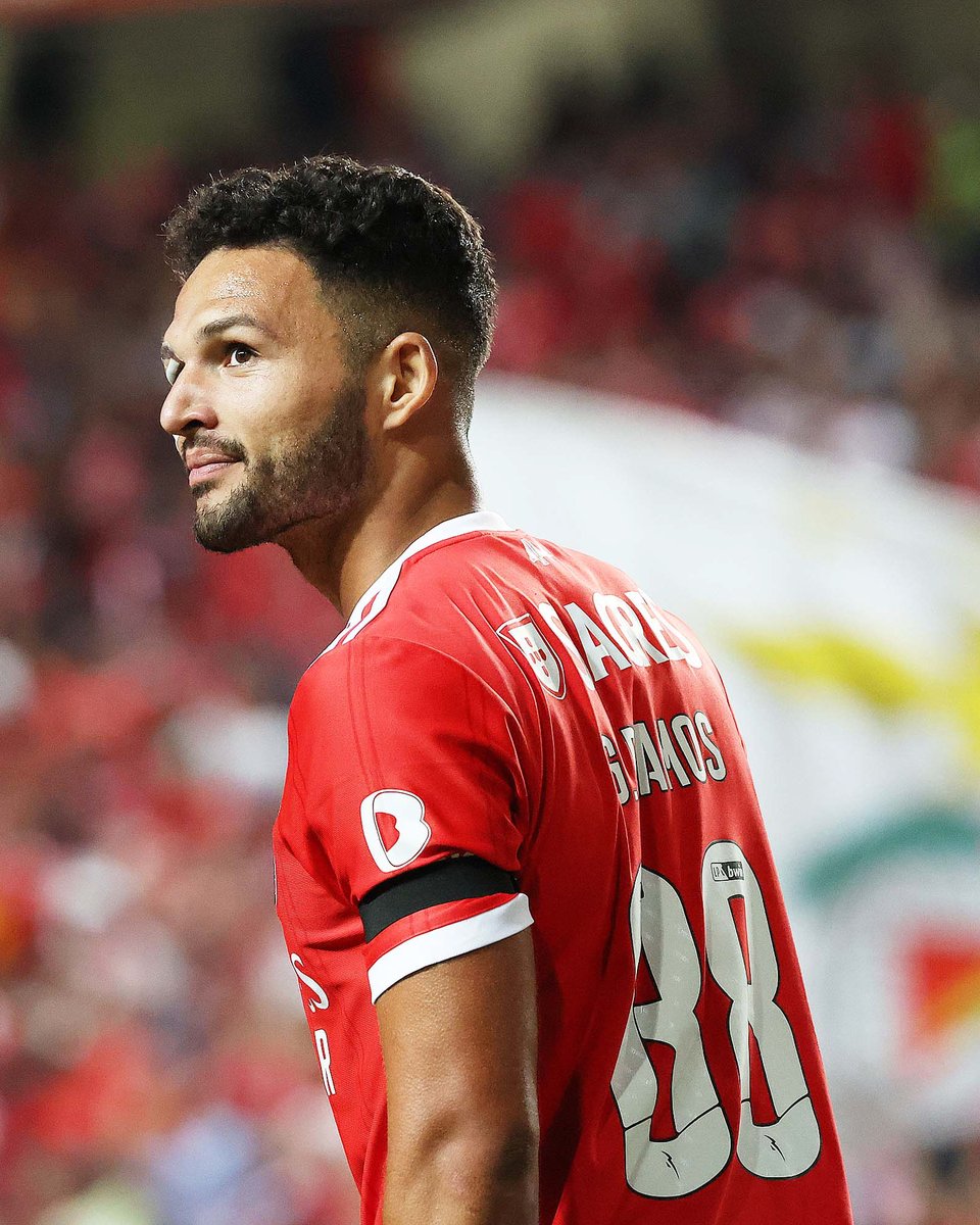 SLBenfica's tweet photo. 🔮🤩
#SLBFCPF #EuAmoOBenfica https://t.co/Hf7EshmzKr