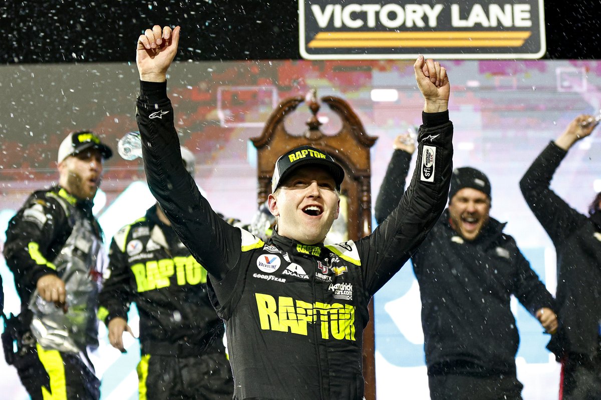 NASCAR's tweet photo. DYK: The average age of the #NASCARPlayoffs is 31 years, 0 months, and 16 days. 

It's the youngest postseason field in the 19 years of the playoffs. https://t.co/K1yy4J3Bas