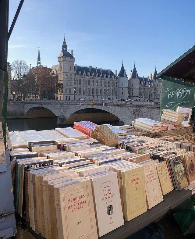 softdeIicacy's tweet photo. book sale on the street; such a beautiful sight. https://t.co/sC9ZZA4Is4