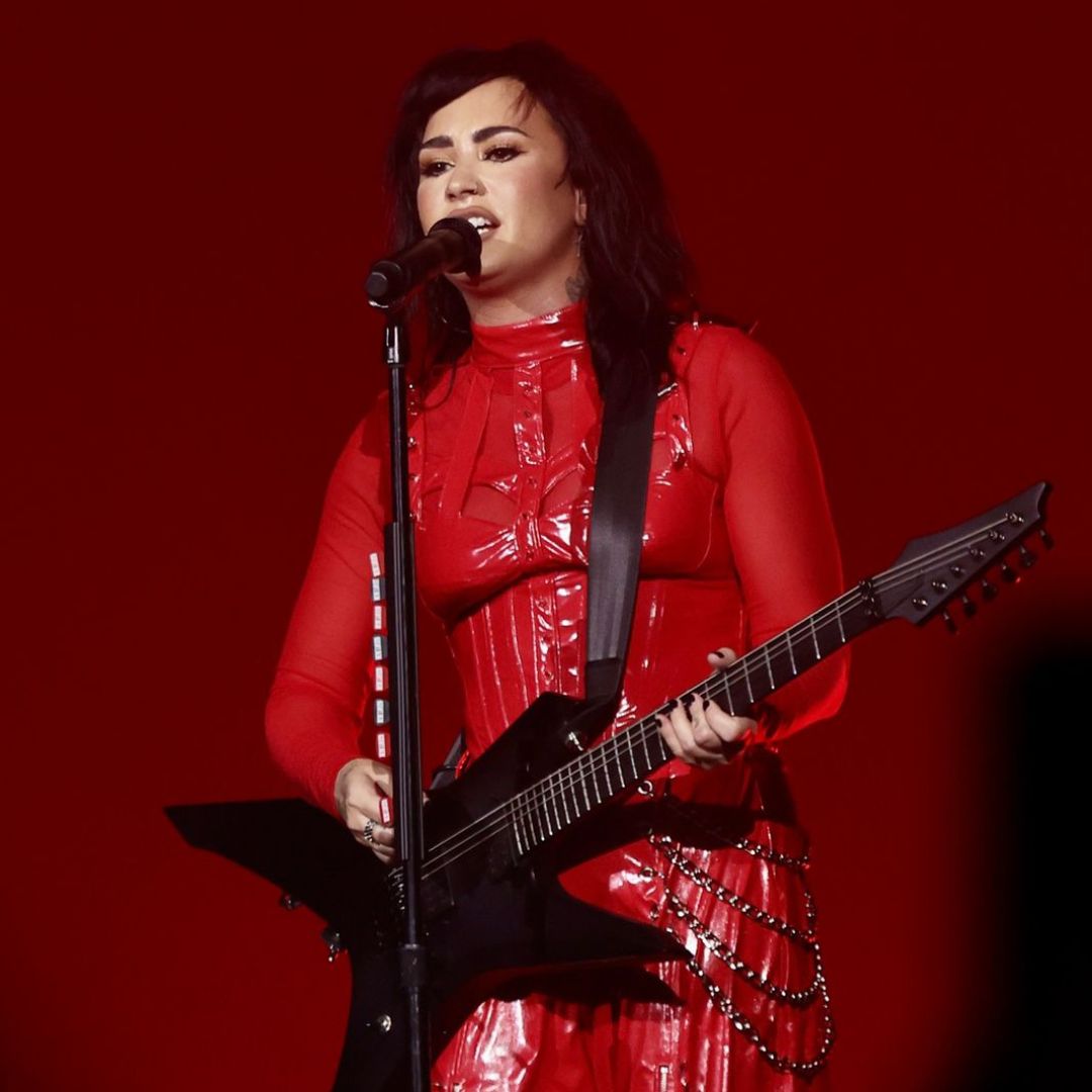 HugoGloss's tweet image. Hoje foi literalmente dia de rock e tudo graças à Demi Lovato! A cantora acabou de subir ao palco no primeiro show da turnê #HolyFvck, em SP. A estrela apresentou canções de seu novo álbum e alguns hits clássicos. Desse jeito a gente vai ter um #HeatAttack! (📷: Reprodução)