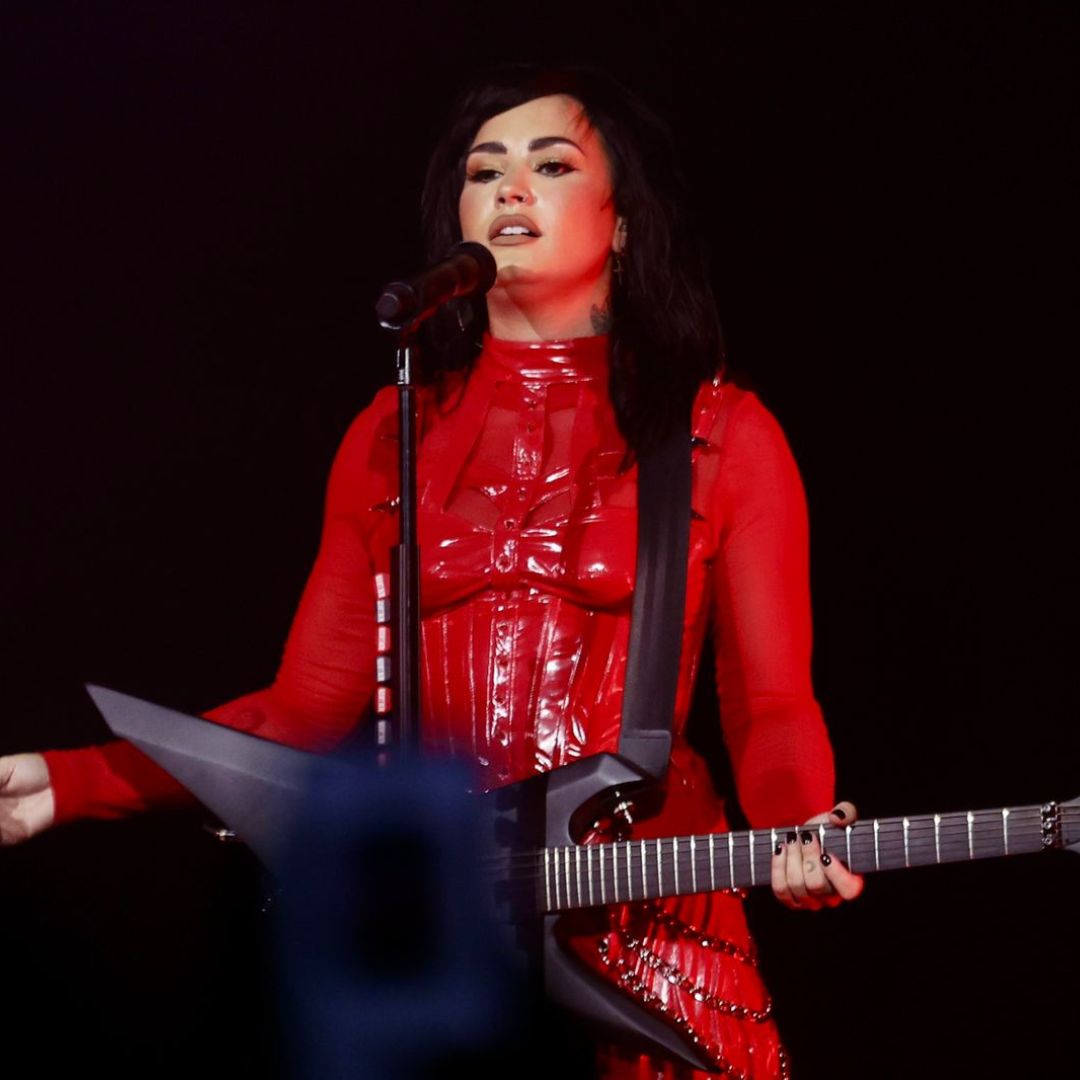 HugoGloss's tweet image. Hoje foi literalmente dia de rock e tudo graças à Demi Lovato! A cantora acabou de subir ao palco no primeiro show da turnê #HolyFvck, em SP. A estrela apresentou canções de seu novo álbum e alguns hits clássicos. Desse jeito a gente vai ter um #HeatAttack! (📷: Reprodução)