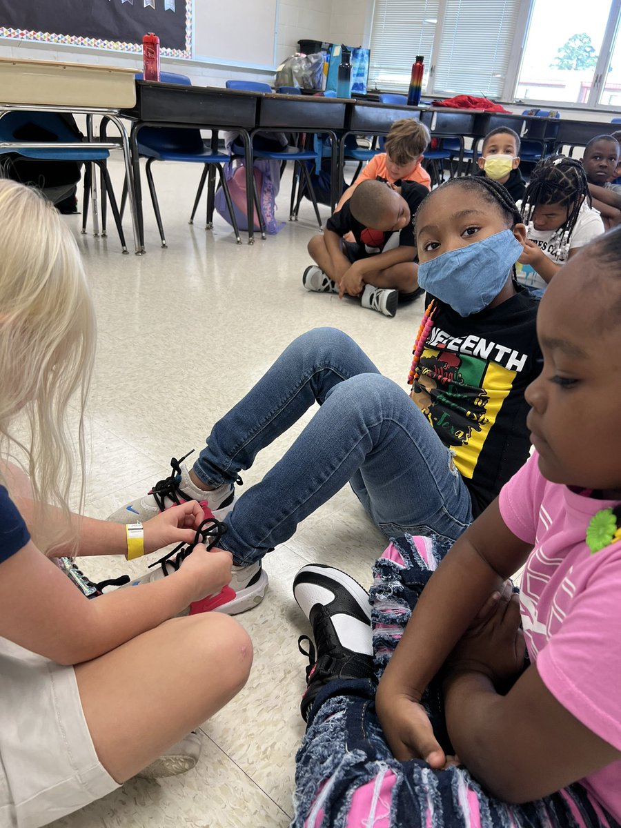 Mjentienza24's tweet photo. Watch Us Help by letting everyone feel that they got each others back always🤎🤎🤎
#WatchUsTHRIVE @Dolphinville @HokeCoSchools https://t.co/zLy6epmtw4