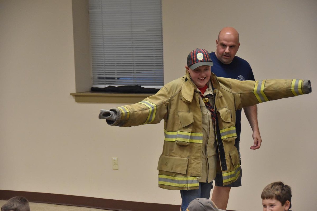 PerkiomenFire's tweet photo. Tonight our fire station hosted Cub Scout Pack 105’s Pack Meeting. The scouts, leaders & parents got to see the apparatus & equipment, try on gear & talk about fire safety and the “science” of fire. Thanks for coming over to Station 66 & thanks to our volunteers! #pack105 https://t.co/09tPp8PlL3